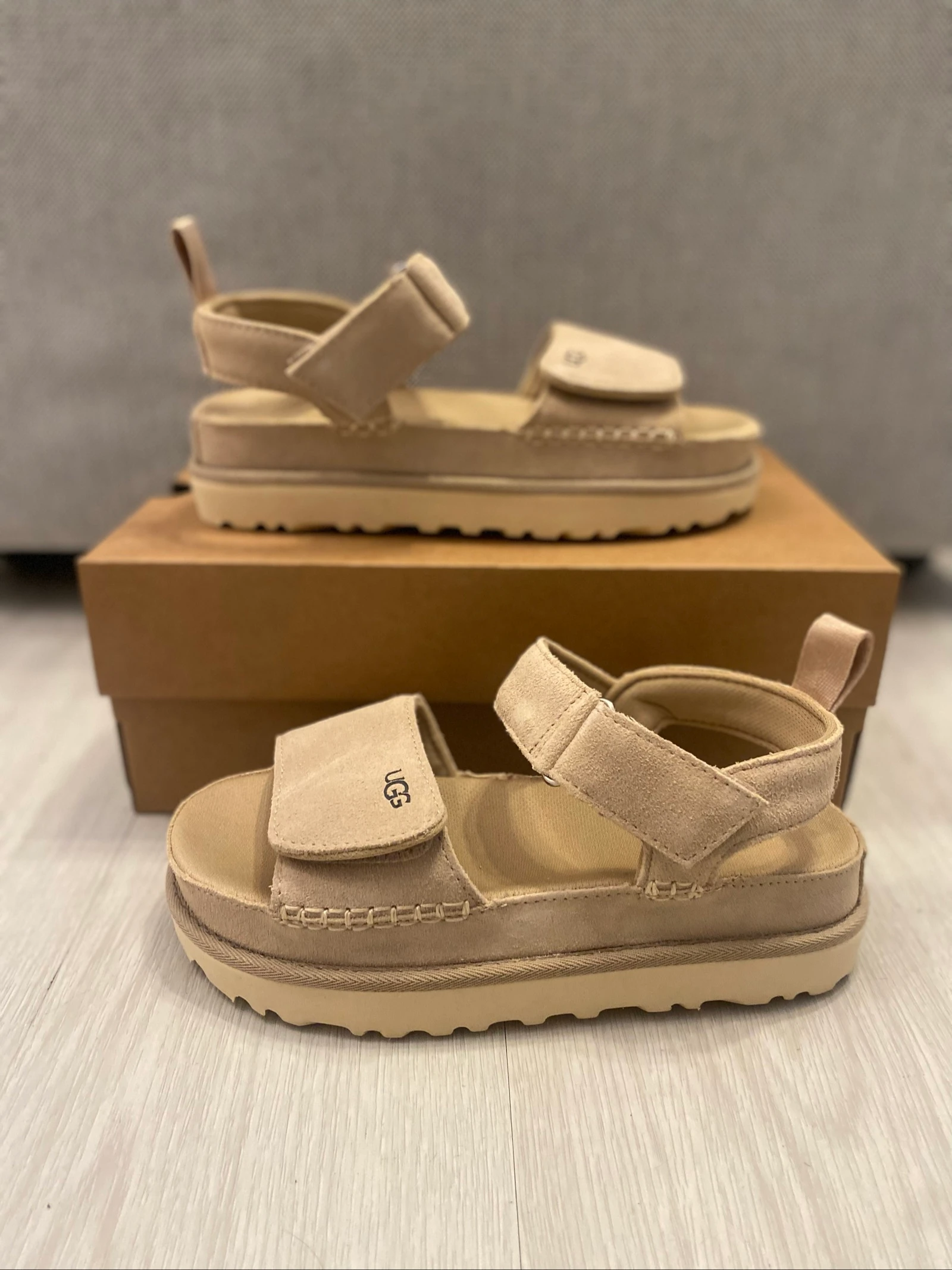 Sandálias UGG GoldenStar Bege 36